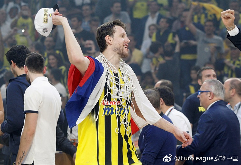 得逞后的安蒂奇脸上露出恶作剧得逞般的坏笑,他高举着刚刚剪下来的一缕长发,仿佛在向全世界炫耀这座特殊的‘奖杯’。