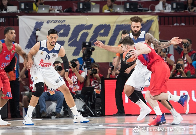 球场中央，两名中央陆军球员张开双臂庆祝，他们脸上洋溢着胜利的喜悦，身后的记分牌定格在巨大的分差上。