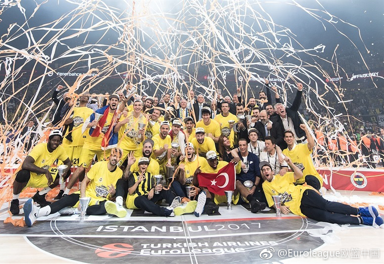 夺冠瞬间,留着飘逸长发的达托梅与队友安蒂奇在漫天彩带中拥抱,彼时他还不知道自己的发型即将遭遇‘毒手’。