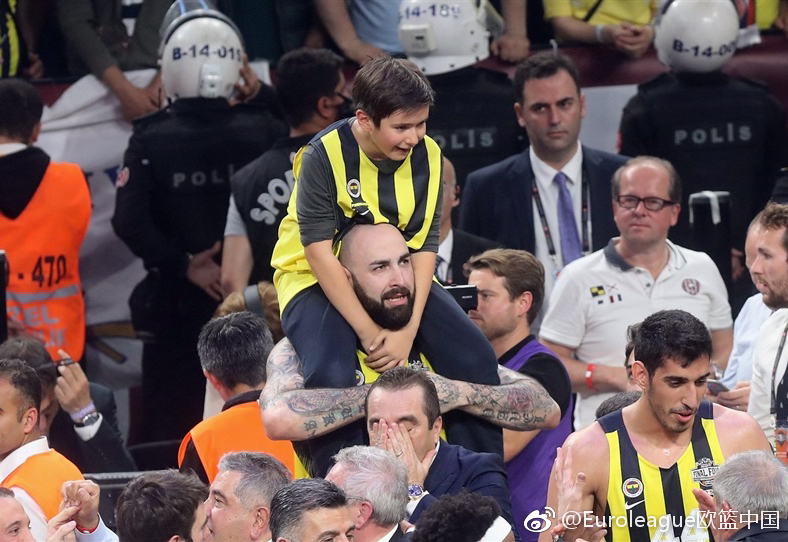 被剪掉头发后的达托梅与安蒂奇并肩而站,两人胸前挂着金灿灿的冠军奖牌,背景是欢呼的球迷,这一幕定格了友谊与荣耀的双重意义。