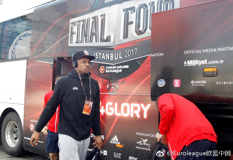 凯尔·海恩斯在篮下卡位，肌肉紧绷，眼神坚毅，他用强壮的身体顶开了皇马中锋阿永，为队友创造了抢篮板的空间。