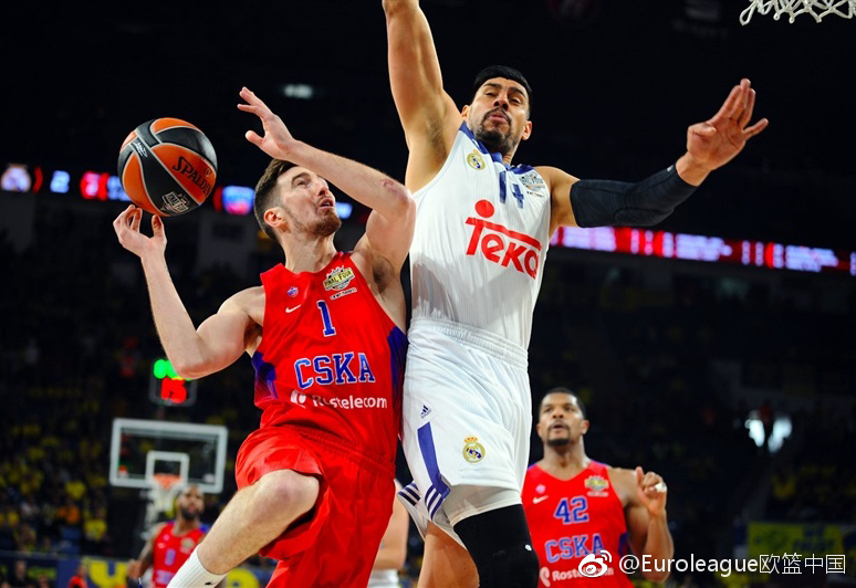 中央陆军球员高高跃起，舒展的手臂如同张开的熊掌，将皮球稳稳放入篮筐，身后的皇马防守者只能望球兴叹。