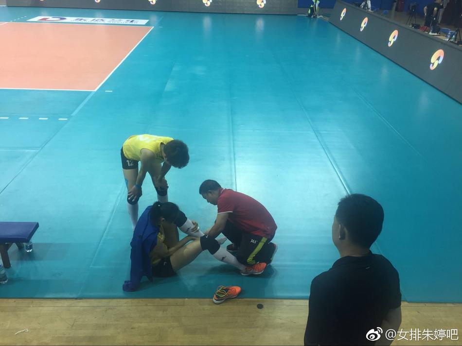 队友崴脚朱婷上前帮忙图片 56837 950x712