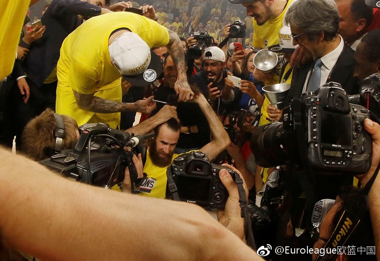 安蒂奇展示着手中的战利品,身后的达托梅虽然发型已经参差不齐,但脸上依然洋溢着夺冠的喜悦,他知道这是属于冠军的独特勋章。