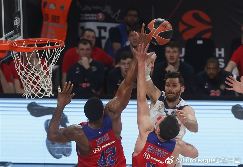 米洛斯·特奥多西奇送出手术刀般的精准长传，皮球穿越了皇马三名防守球员，直奔前场快下的队友而去。