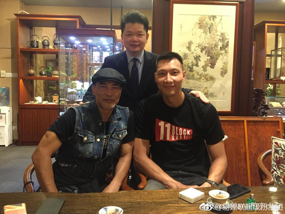 易建联身着简约休闲装，与任达华微笑碰杯，灯光下两人眼神交汇，仿佛有说不完的篮球与电影故事。