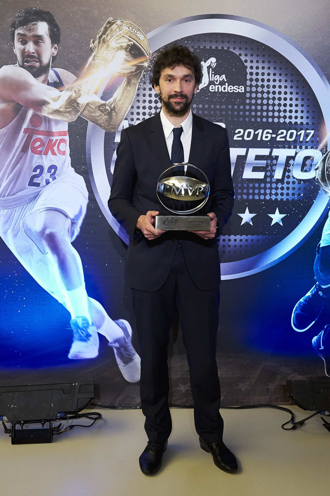 即使在对手的拉拽和严密包夹下，鲁尔依然牢牢控制着球权，展现了核心后卫的力量与坚韧。