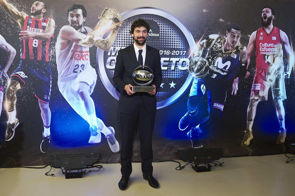 鲁尔在国王杯决赛中跃起传球，眼神如鹰隼般犀利，电光火石间撕开了对手的整条防线。