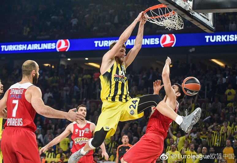 博格丹·博格达诺维奇神情专注,运球观察队友跑位,这位才华横溢的射手全场贡献17分,是费内巴切夺冠之路上不可或缺的火力点。