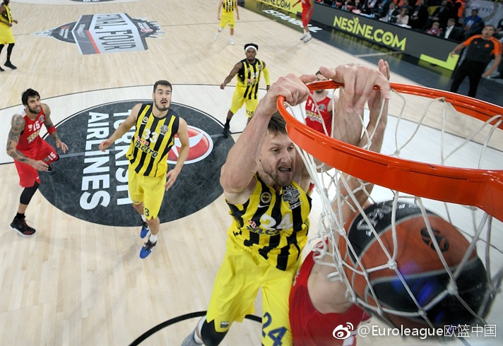 费内巴切球员简·维塞利如雄鹰展翅,开场便以一记势大力沉的空中接力反扣,点燃了整座球馆的激情,为这场史诗决赛奏响了最强音。