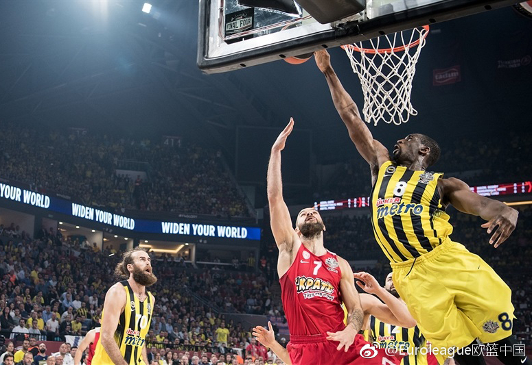 夺冠后的费内巴切球员们紧紧相拥,金色的纸屑从天而降,映衬着他们激动的面庞,此刻,他们创造了土耳其篮球的历史,登上了欧洲之巅。