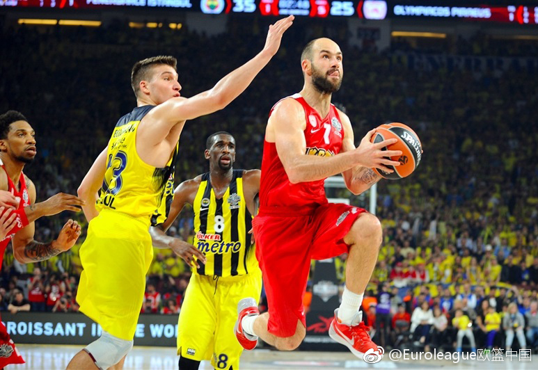 艾派·尤度化身禁飞区守护神,面对“欧洲科比”斯潘诺里斯的突破,他毫不留情地送上一记遮天蔽日的钉板大帽,这一球也扇碎了对手反扑的希望。