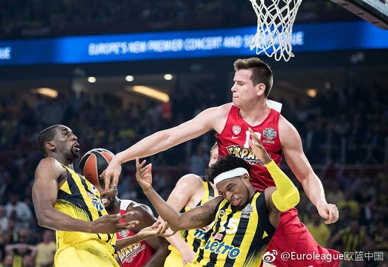 博格达诺维奇高高举起冠军奖杯，与队友卡利尼奇共同沉浸在夺冠的喜悦中，金色的雨从天而降