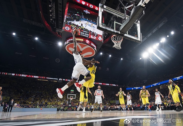 奥林匹亚科斯球员激情庆祝逆转，他们在下半场掀起了疯狂反扑将卫冕冠军淘汰出局