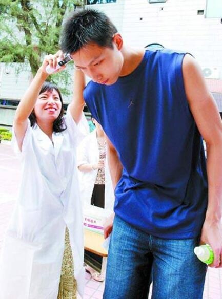 高考结束后，易建联坐在考场外的花坛边，手拿一部旧式手机，眼神放空，表情呆萌，完美演绎了‘我是谁？我在哪？刚刚考了啥？’的经典考后状态。