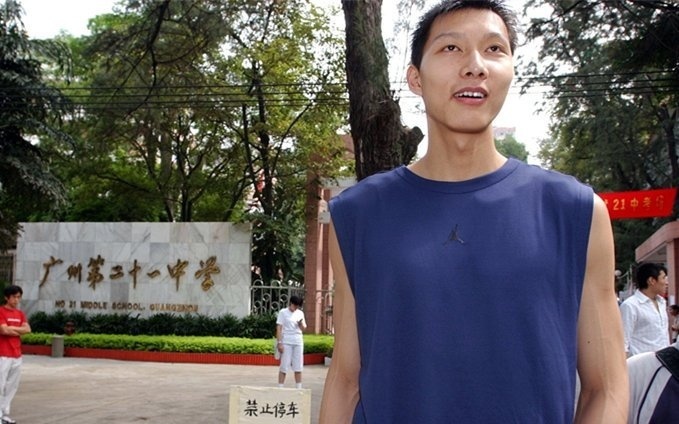 一脸青涩的易建联穿着白色T恤，站在高考考场外的人群中，神情茫然又带着点好奇，仿佛在说‘这就是高考的战场吗？’