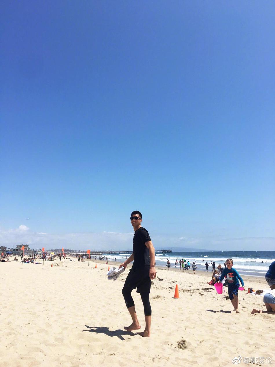 球场上,郭艾伦专注地运球突破,眼神犀利,防守球员被他甩在身后,这一刻,洛杉矶的球场仿佛成了他的主场。