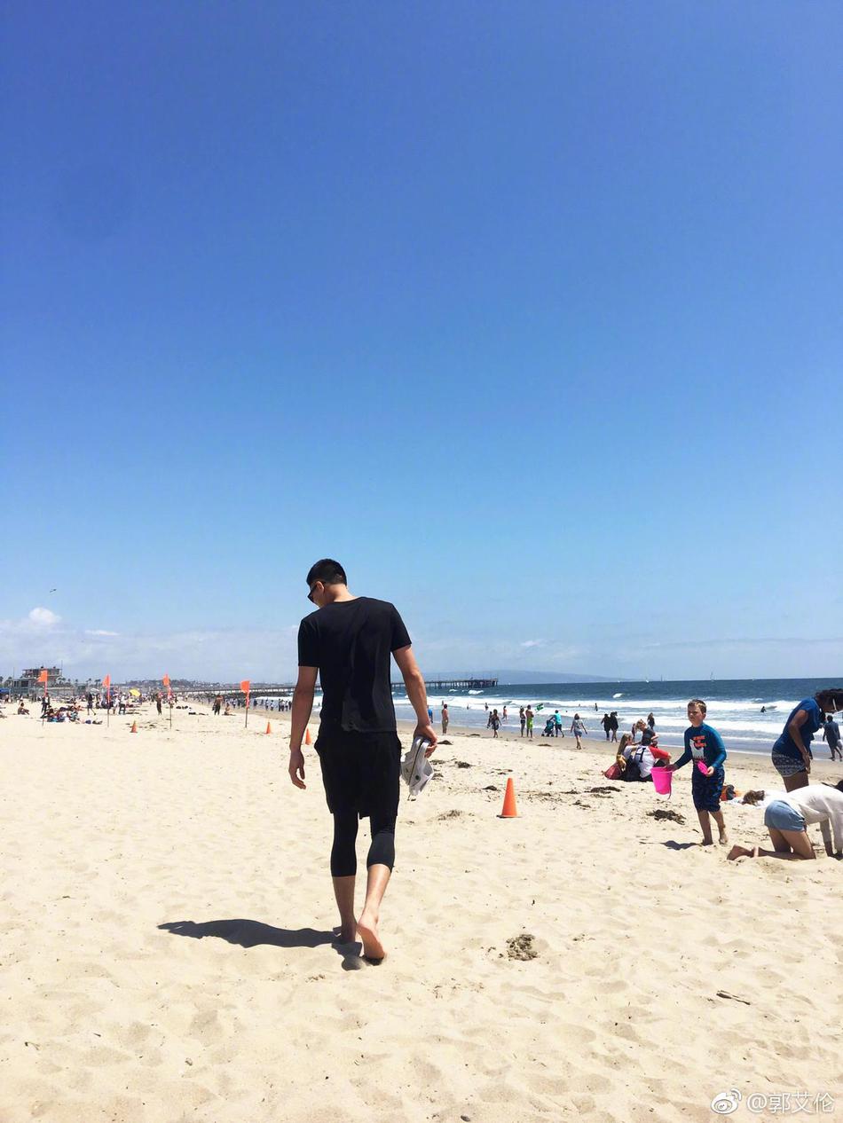 在洛杉矶的球馆里,郭艾伦和林书豪勾肩搭背,两人对着镜头露出灿烂笑容,身后的篮球架见证着他们跨越多年的友谊。