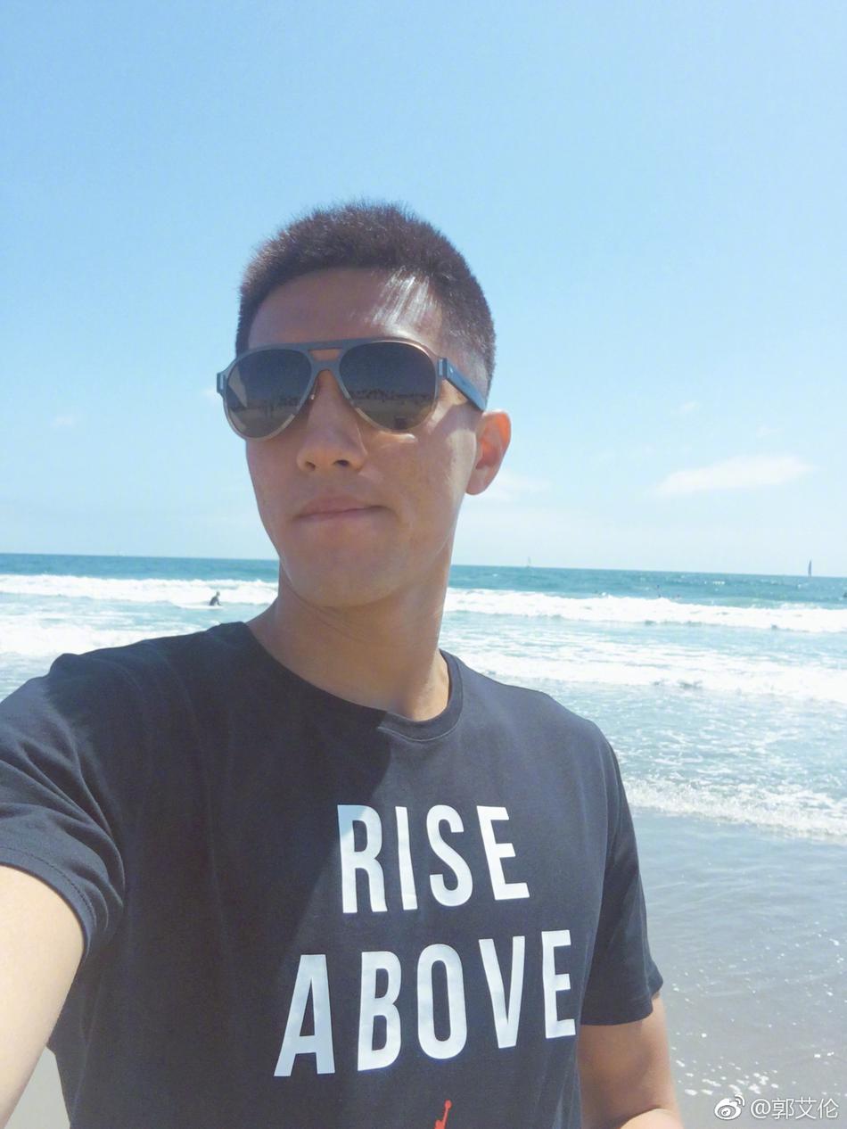 郭艾伦在训练间隙搞怪自拍,汗水还挂在脸上,他却对着镜头挤眉弄眼,手里比划着胜利的手势,累并快乐着。