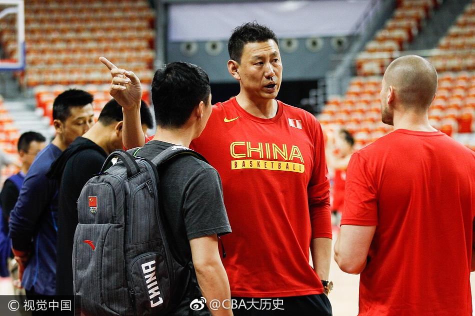 赛场灯光聚焦，中国队球员眼神坚毅，在主场球迷的助威声中蓄势待发，准备迎战远道而来的波斯铁骑。