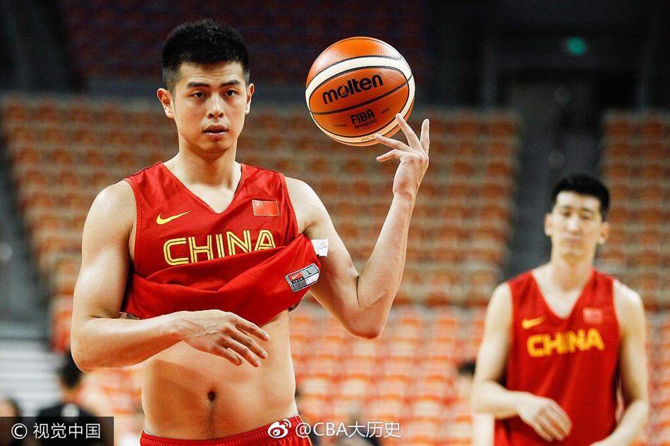 看台上伊朗球迷神情落寞，双手掩面，不敢相信眼前这支毫无章法的球队，竟是曾经三度登顶亚洲的篮坛霸主。