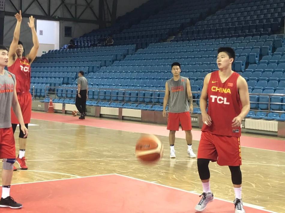 邹雨宸在训练结束后独自加练罚球，皮球划过指尖稳稳空心入网，汗水湿透球衣，背景是空旷的球馆，彰显了他为重返赛场付出的不懈努力。