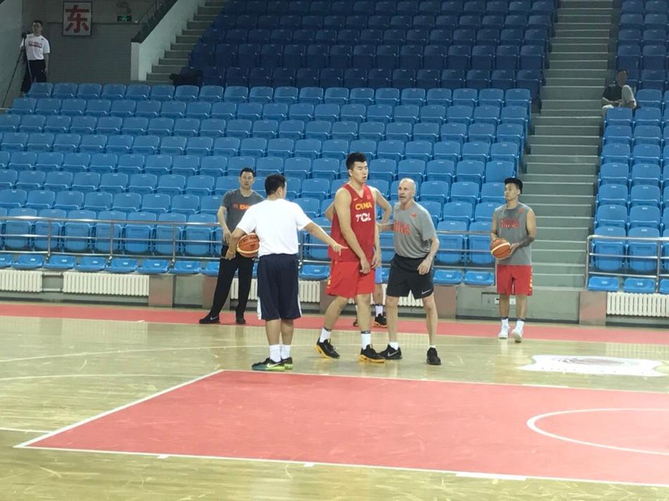 邹雨宸身披国家队红色战袍，在训练中高高跃起试图封盖队友投篮，神情专注，展现出复出后的出色移动能力与求战欲望。