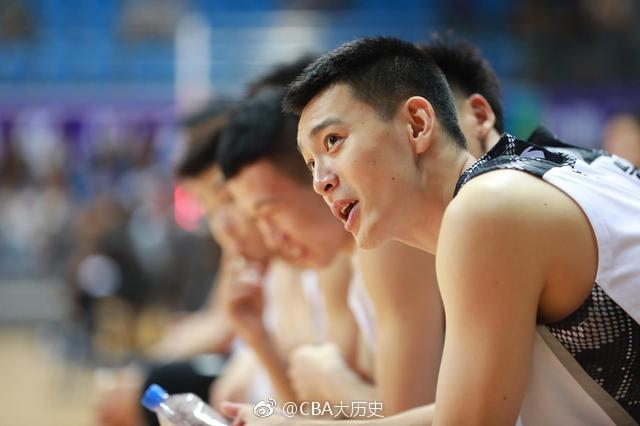 球场上的杨鸣眼神凌厉，他正在高速运球突破对手的防线，被汗水浸湿的发丝贴在额前，更显出其作为核心后卫的果敢与决心。