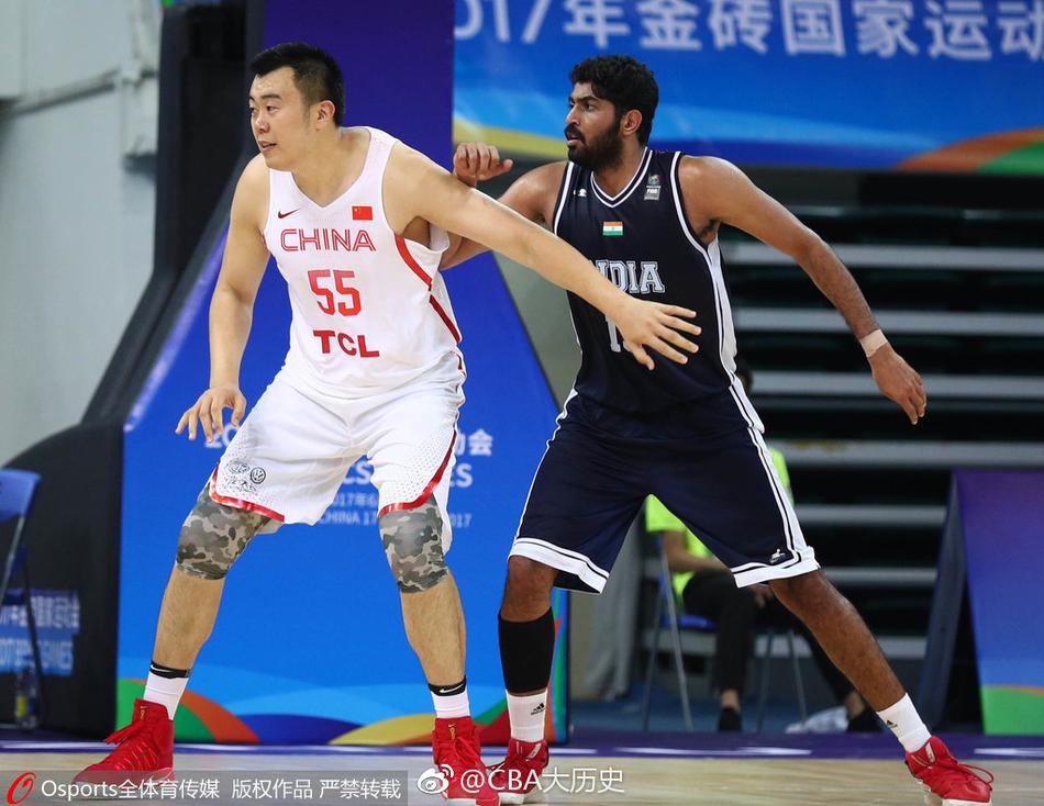 身披红色战袍的中国队球员在开场跳球中高高跃起，整个天河体育馆的灯光仿佛都聚焦于这腾空的瞬间，空气中弥漫着大战前的紧张与期待