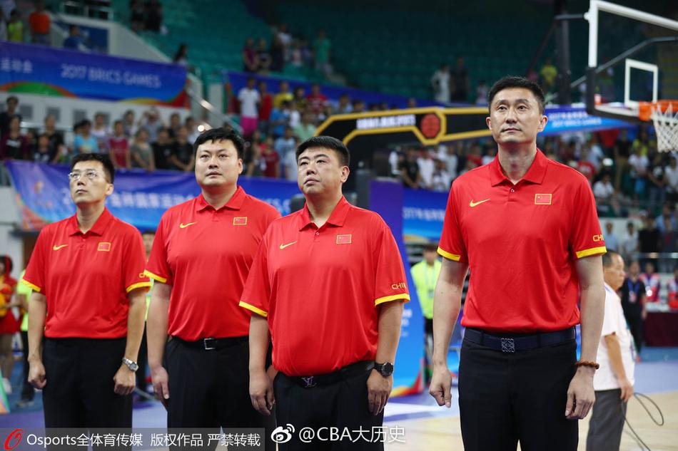 韩德君背身单打，用他庞大的身躯卡住防守位置，柔和的手感将球送入篮筐，这一攻一防之间尽显CBA顶级内线的技术与智慧