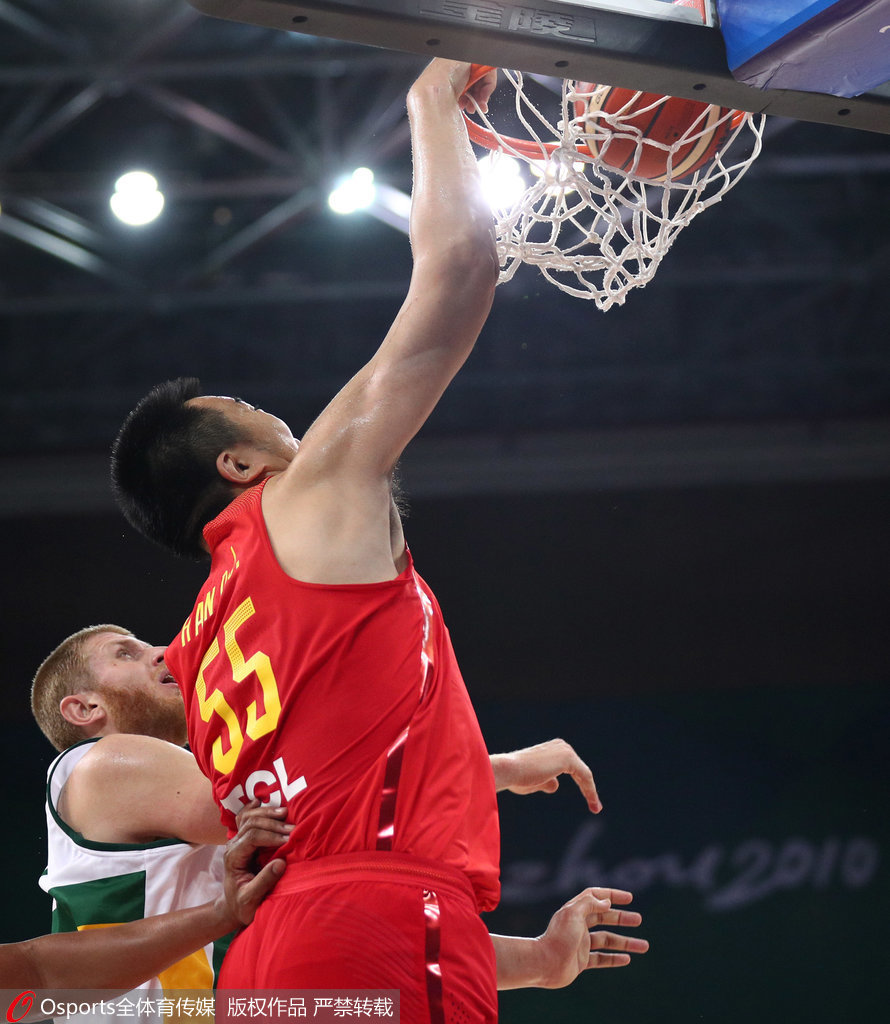 年轻前锋任骏飞在快攻中高高跃起,他单手托球,眼神坚定,面对空篮准备轻松上篮得分,展现出球队流畅的配合与凌厉的攻势。