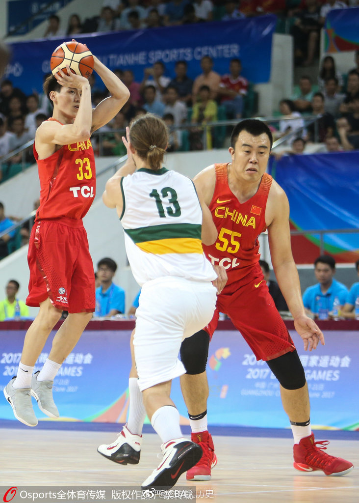 赛后,中国男篮蓝队的队员们围成一圈,互相击掌鼓励,年轻的脸庞上洋溢着胜利的喜悦和对未来的无限憧憬。