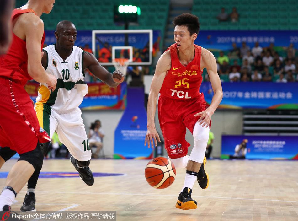 胡金秋在防守端展现出了惊人的弹性,他高高跃起,手臂完全伸展,试图封盖对手的一次投篮,内线的激烈对抗火花四溅。