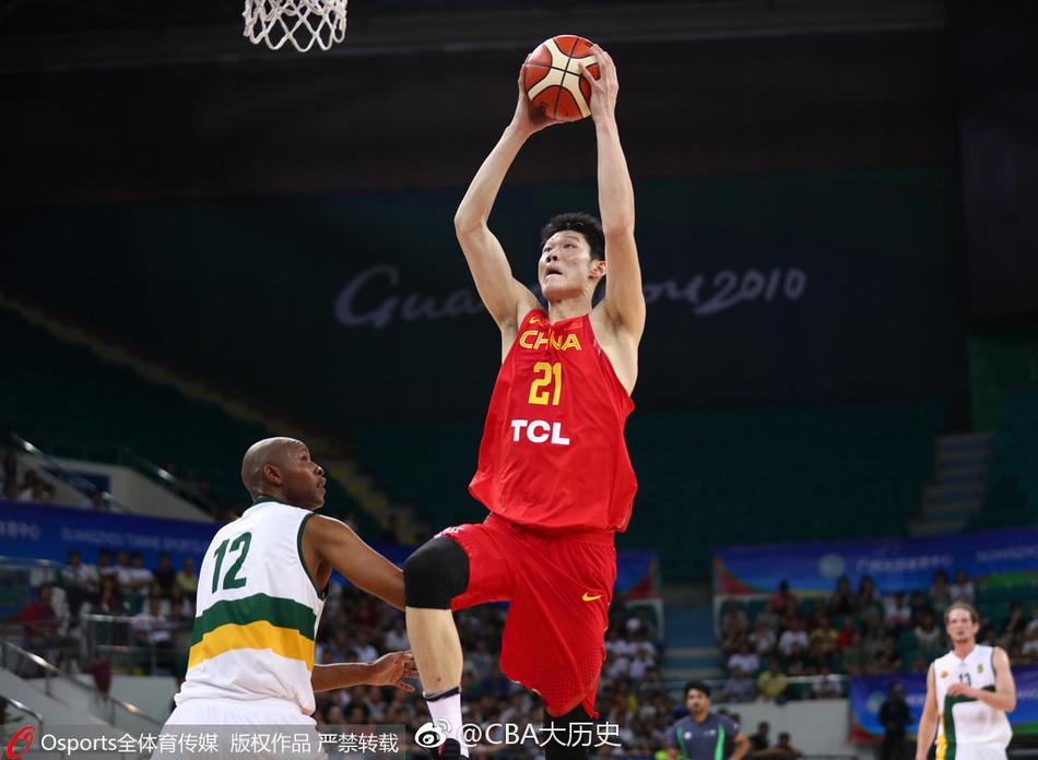 吴前在三分线外快速出手,皮球划过一道优美的弧线应声入网,他的脸上露出了自信而坚定的表情。