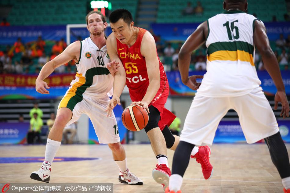 中国队球员韩德君在篮下强攻,面对南非队防守球员的贴身干扰,他凭借强壮的身体稳稳卡住位置,准备完成一次势大力沉的灌篮。