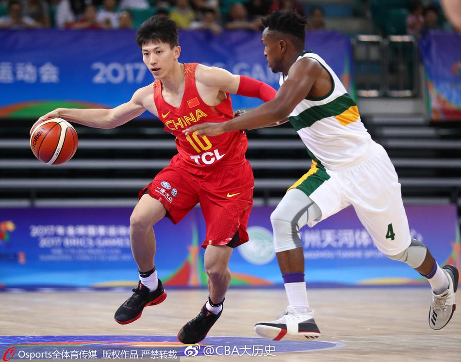 身披白色战袍的任骏飞在罚球线附近稳稳跳投,眼神坚毅,防守球员虽奋力扑防却已为时已晚。