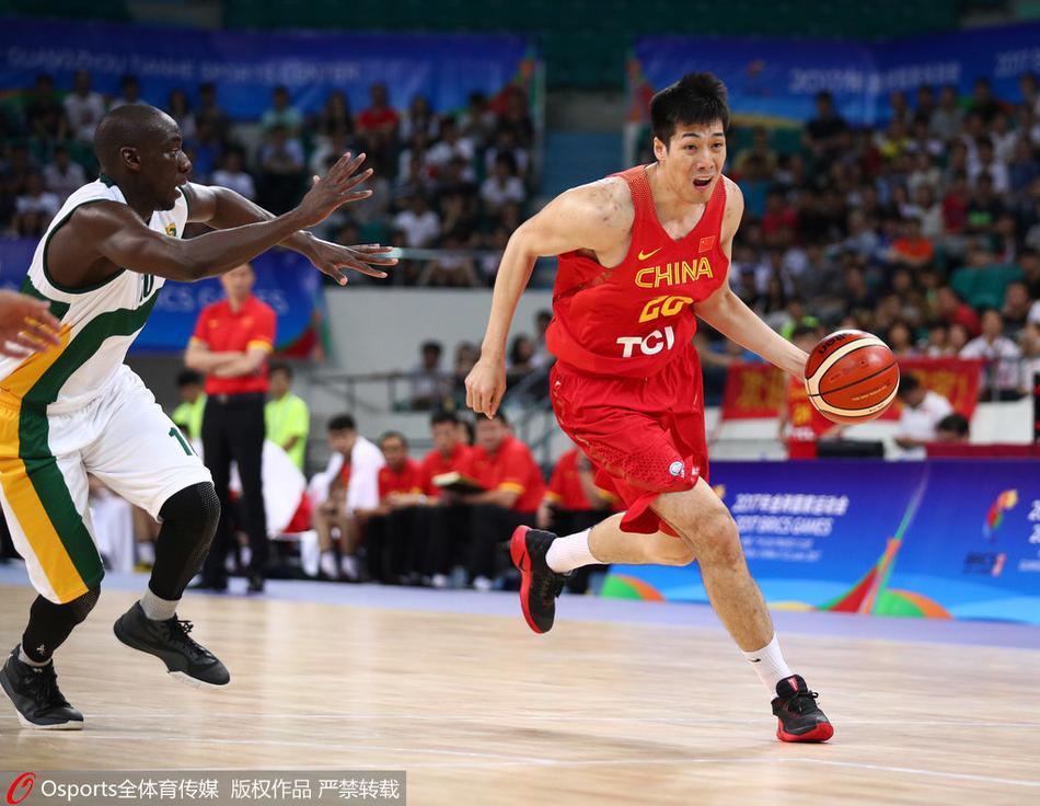 主教练杜锋在场边神情专注地进行战术指挥,他双手比划着跑位路线,大声呼喊队员,试图通过调整来应对场上瞬息万变的局势。