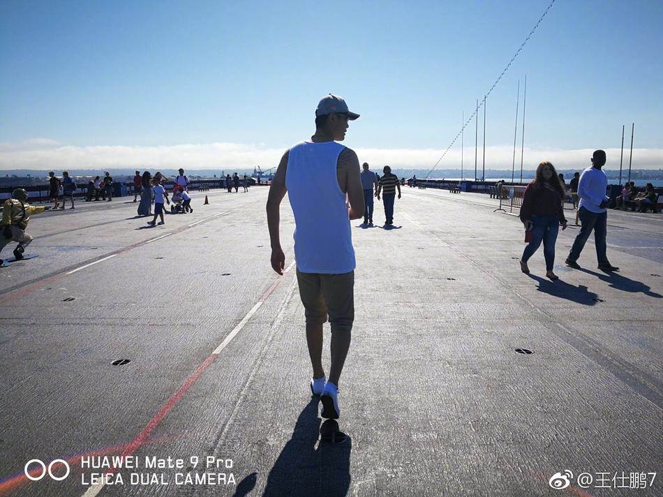 在巴尔博亚公园的莉莉池畔,王仕鹏以远处的植物园和金色拱门为背景,脸上带着轻松愉悦的笑容,记录下这个完美的午后时光。