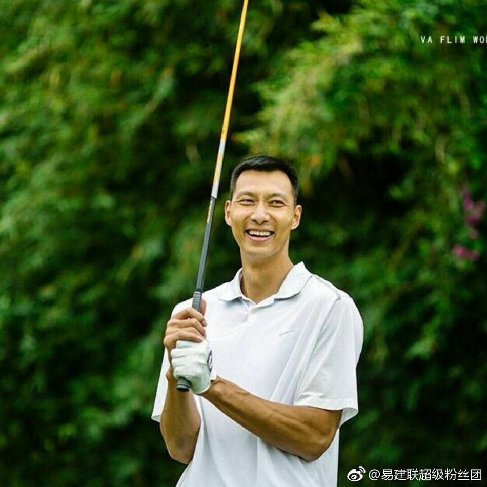 运动场下的易建联展现搞怪一面,表情夸张地与队友互动,展现了他幽默风趣的性格。