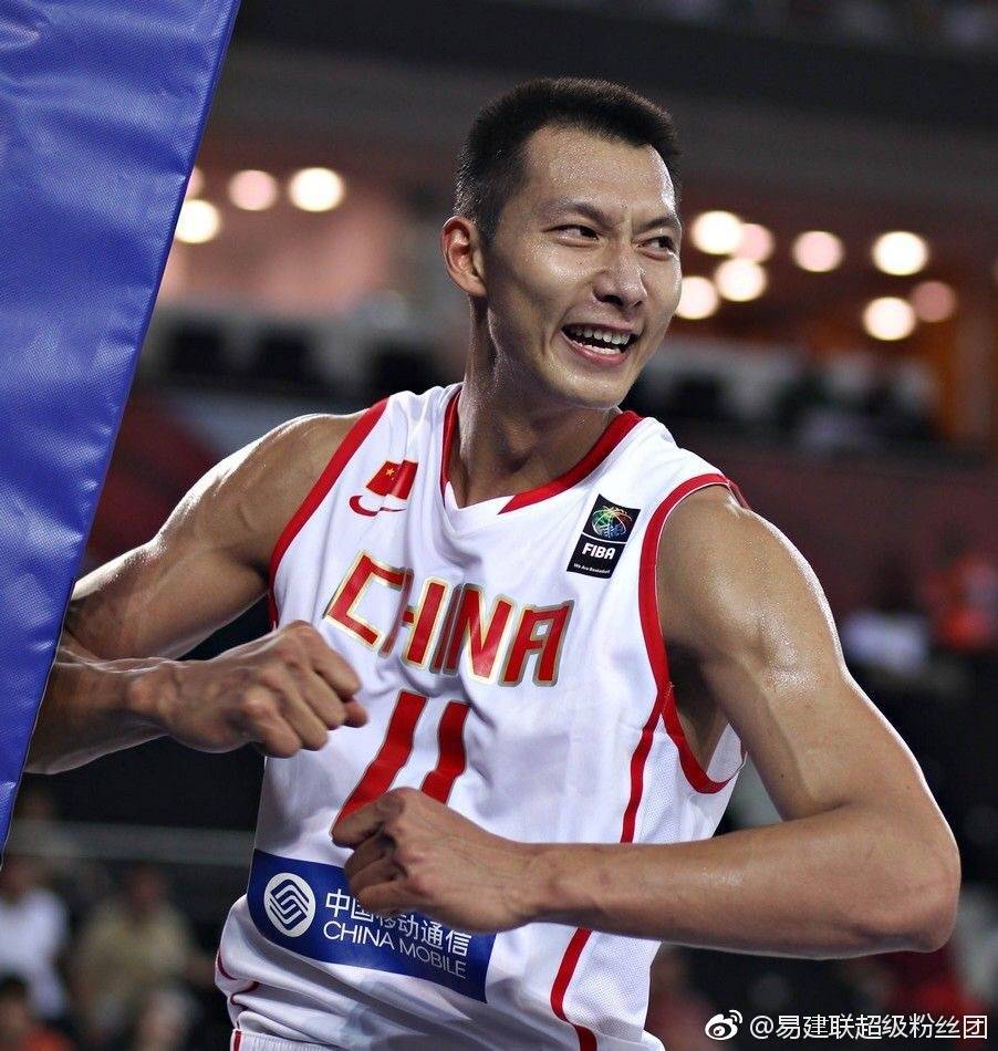 易建联与妻子荆灵的恩爱合影,两人低调相守多年,眼神中充满对彼此的信任与爱意。