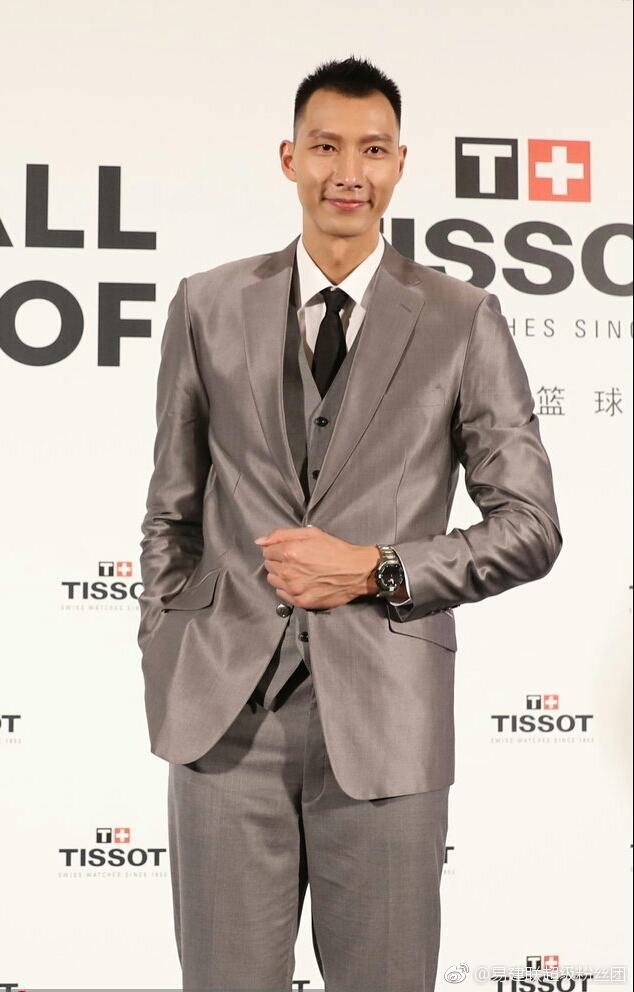 西装革履的易建联出席正式活动,剪裁得体的西装衬托出他挺拔的身姿与成熟稳重的气质。