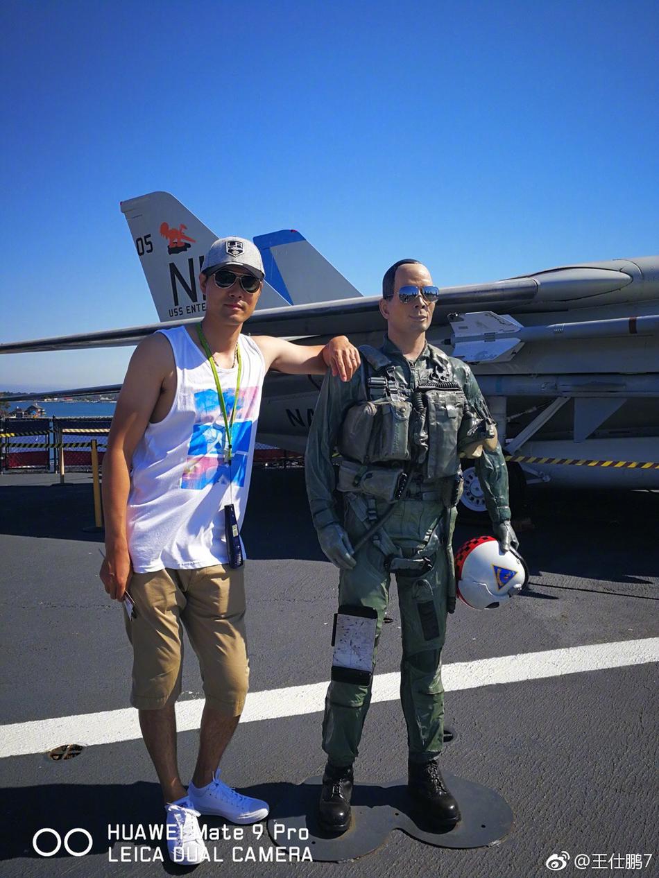 夕阳下的科罗纳多酒店闪烁着温暖的光芒,巨大的轮廓映衬在粉紫色的天空下,王仕鹏坐在沙滩上,身影被落日拉得很长,画面静谧而浪漫。