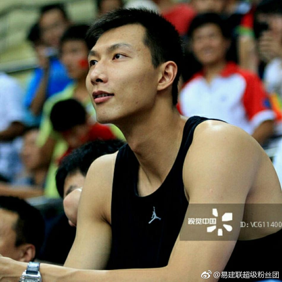 海报上的易建联目光如炬,充满力量感,仿佛在向世界宣告中国篮球的不屈精神。