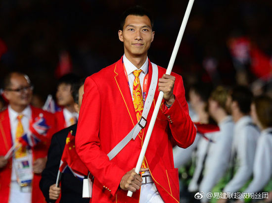 易建联作为中国代表团旗手高举国旗步入奥运赛场,神情庄严,身姿挺拔,是无数人心中的英雄瞬间。