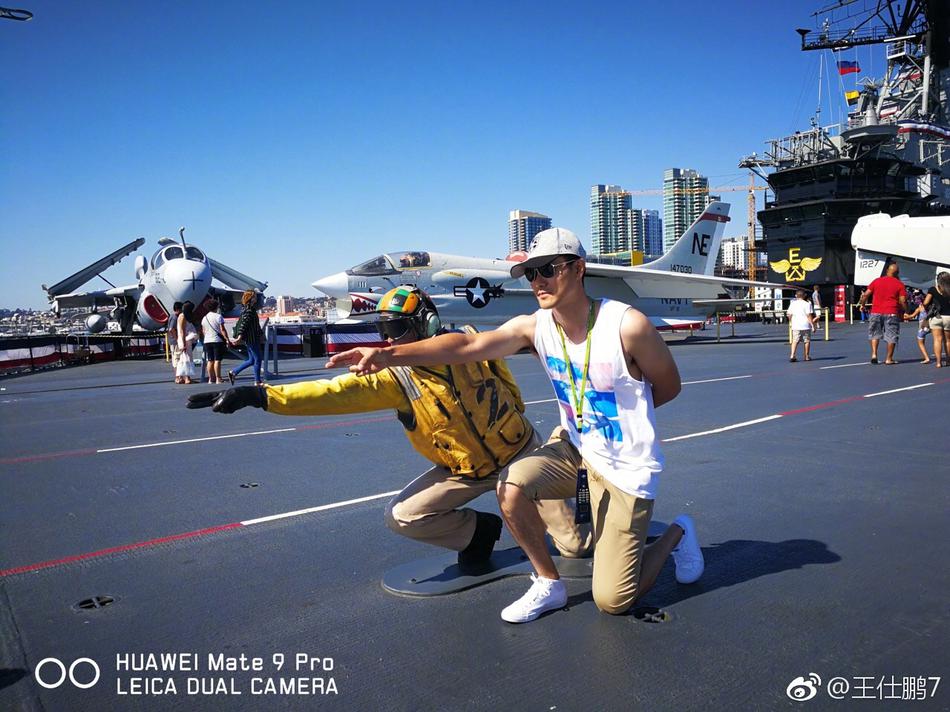 在老城色彩明艳的街道上,王仕鹏在一家手工艺品店前驻足,墙上挂满了色彩缤纷的墨西哥宽边帽和传统披肩,他的眼中满是好奇与欣赏。