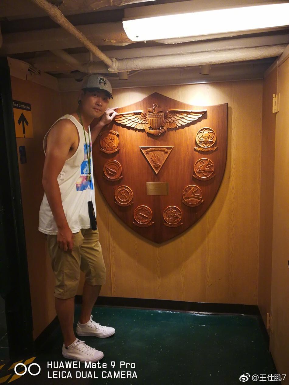 夜幕降临,煤气灯街区的霓虹灯逐一亮起,王仕鹏在一家餐厅的露台上享受晚餐,身后是熙熙攘攘的人群和维多利亚风格的建筑,充满活力。