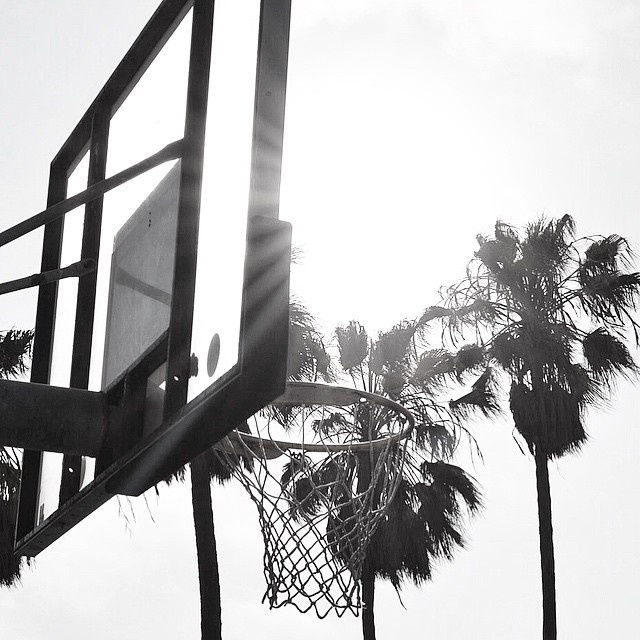 投手目光如炬，紧握的双拳蓄势待发，准备将这份清脆送给篮筐