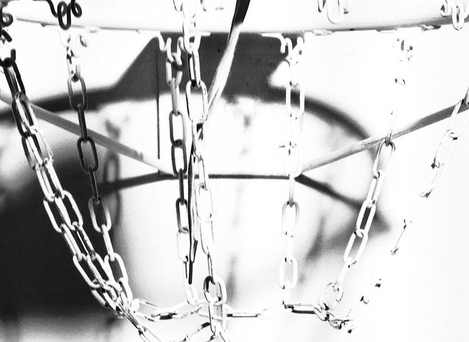 出手后的随球动作舒展而优雅，视线紧紧追随那决定命运的一击