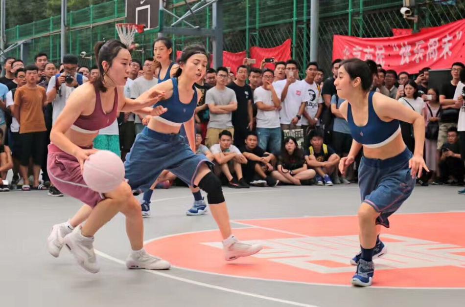 赛后，获胜的全国女神队队员们聚在一起庆祝，她们的笑容比阳光还要灿烂，身上的联名款球衣因为汗水而显得更加鲜活，记录下这荣耀的一刻。