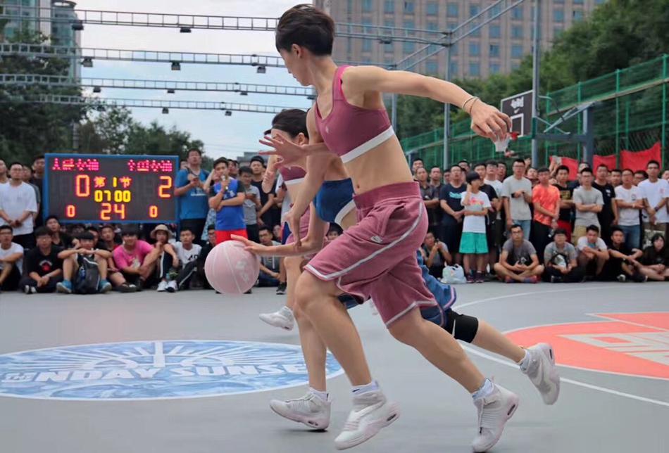 突破瞬间！一名队员如离弦之箭般杀入内线，长发在空中飘舞，她手上的篮球与身上的NikeLab联名队服在对抗中构成一幅力与美的画卷。